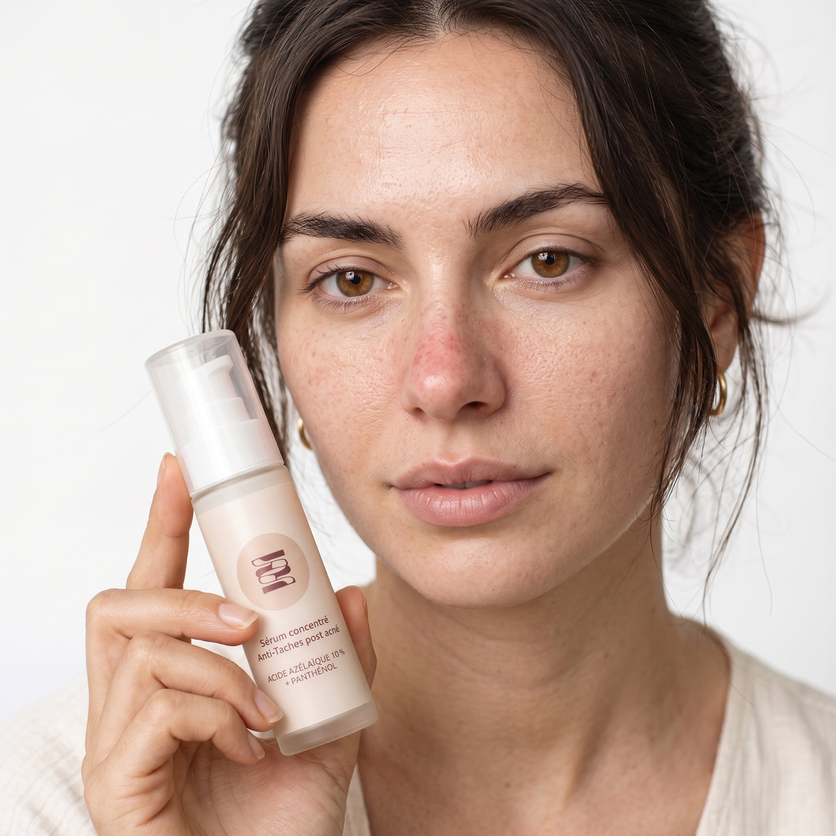 Femme au teint apaisé, peau nue, lumière naturelle