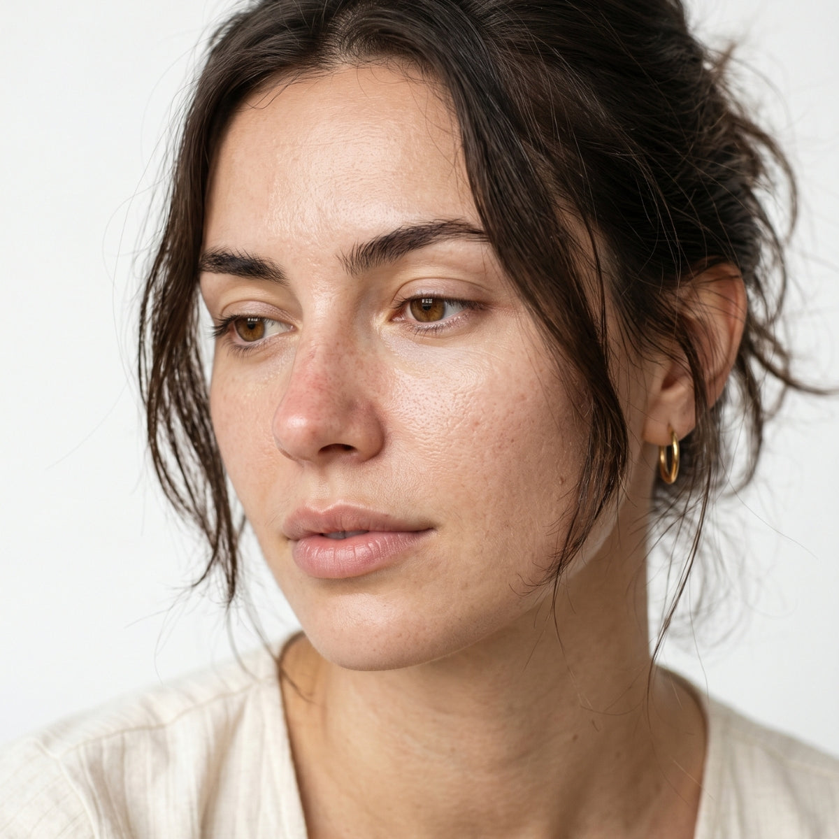 Femme au teint apaisé, peau nue, lumière naturelle